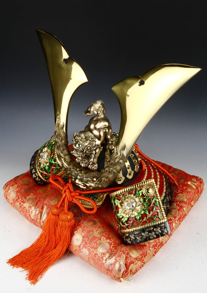 Large Japanese Samurai Kabuto Helmet: Metal Display Decor