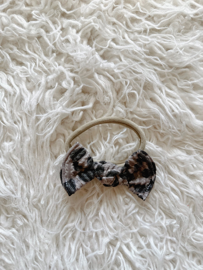 Textured Nylon Headband - Wavy Ribbed Grey Leopard