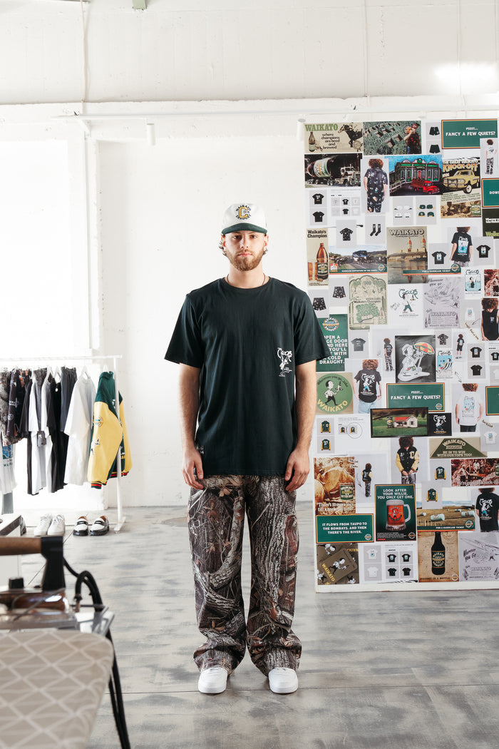CRATE X WILLIE THE WAITER BEER HUG TEE
