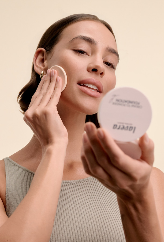 lavera Cream to Powder Foundation -Light 1.0- in der Anwendung