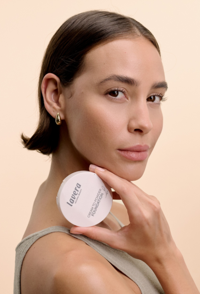 lavera Cream to Powder Foundation -Medium Tanned 1.8- in der Anwendung