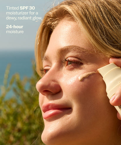 Young woman applying Sun Bum Daily 30 Glow tinted moisturizer outdoors for a radiant, dewy look. Tinted SPF 30 moisturizer for a dewy, radiant glow.
24-hour moisture