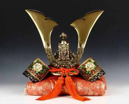Large Japanese Samurai Kabuto Helmet: Metal Display Decor
