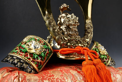 Large Japanese Samurai Kabuto Helmet: Metal Display Decor