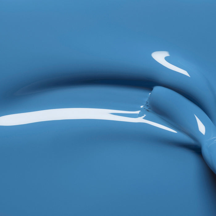Close-up of glossy Manucurist Saphir gel polish featuring smooth, curved ridges and reflective highlights for an abstract, fluid look.