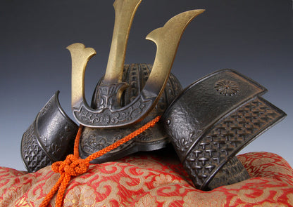 Vintage Japanese Samurai Kabuto Helmet  Kusunoki Masashige Silver Display